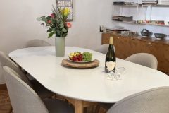 Köksbord och hylla